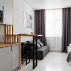 апартамент с мини кухней, кроватью и диваном