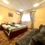 Улучшенный номер с двухспальной кроватью и диваном