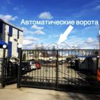 Въезд на парковку через автоматические ворота.