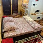 Двуспальная кровать и настоящая печка,на которой можно спать