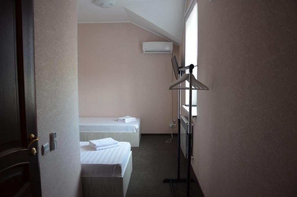 Двухместный (Двухместный номер с 2 отдельными кроватями и душем) гостевого дома На Ленкоранской, Волгоград