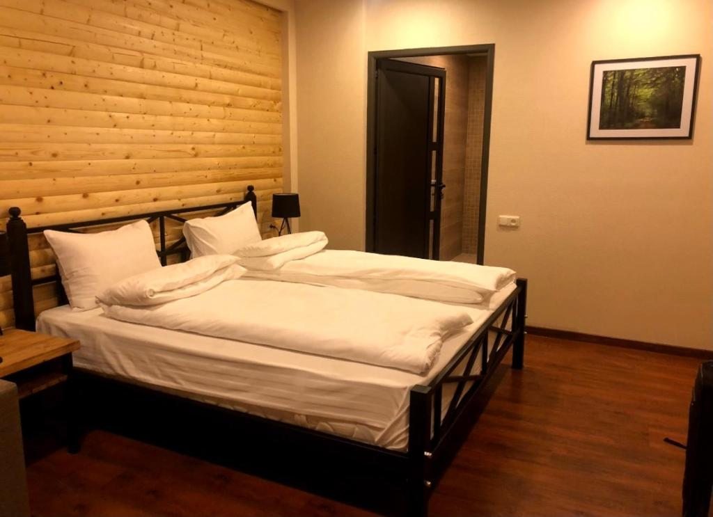 Двухместный (Двухместный номер Делюкс с 1 кроватью и дополнительной кроватью) отеля Kirovi Tun, Дилижан