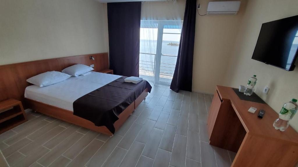 Двухместный (Двухместный номер с 1 кроватью или 2 отдельными кроватями и балконом) отеля Пристань, Дубовка