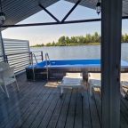 Бунгало (На воде с сауной, террасой и бассейном, вместимость 2+2), Отель Пристань
