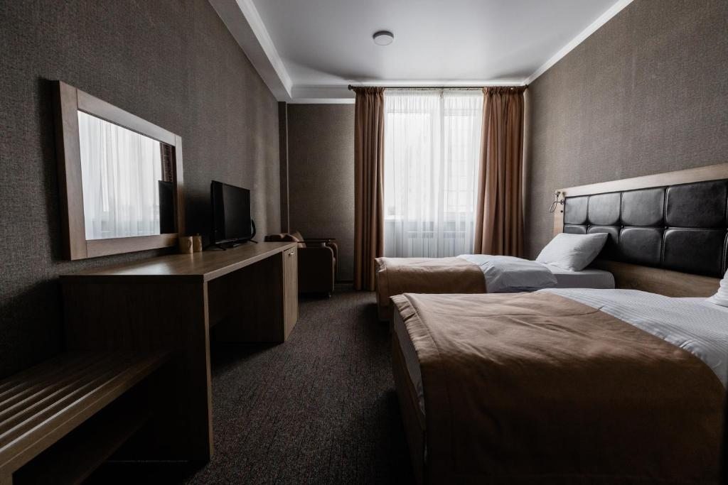 Двухместный (Просторный двухместный номер с 2 отдельными кроватями) отеля Гранд Отель, Невинномысск