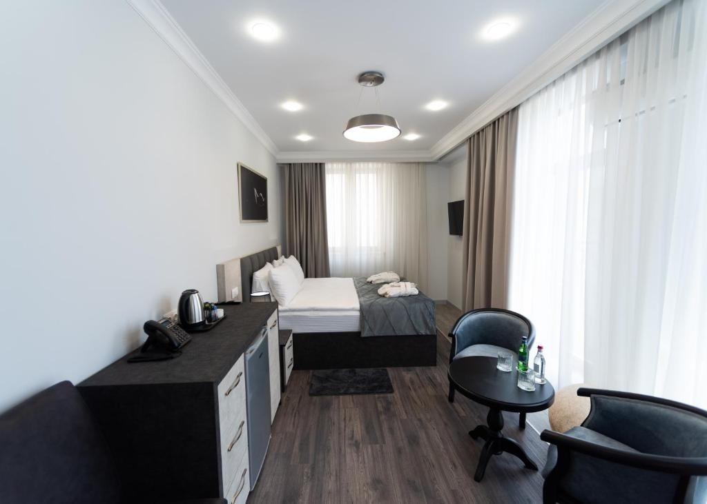Двухместный (Улучшенный двухместный номер с 1 кроватью) отеля Downtown Suites Yerevan, Ереван