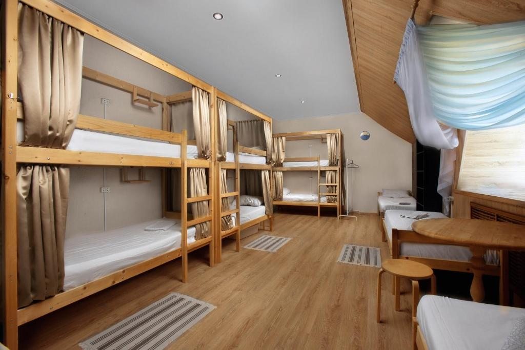Номер (Кровать в общем номере для мужчин и женщин с 10 кроватями) хостела Русь, Новороссийск