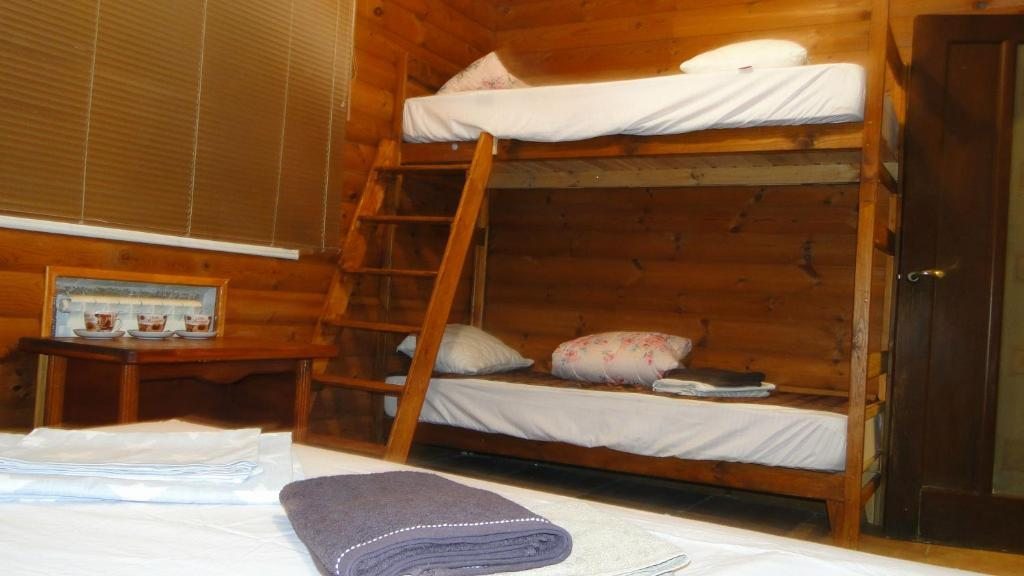Номер (Односпальная кровать в общем номере для мужчин с общей ванной комнатой.) хостела Хостел Райский сад, Минск