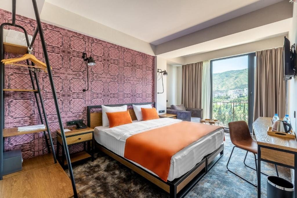 Двухместный (Улучшенный двухместный номер с 1 кроватью или 2 отдельными кроватями) отеля Biography Tbilisi, Тбилиси