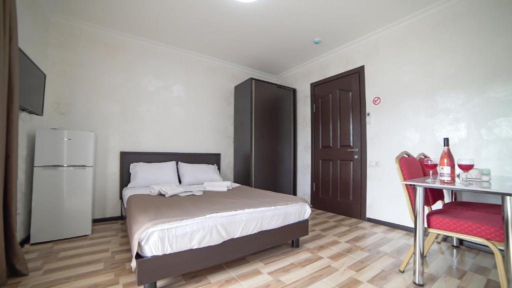 Двухместный (Стандартный двухместный номер с 1 кроватью) отеля Hotel Progress, Батуми