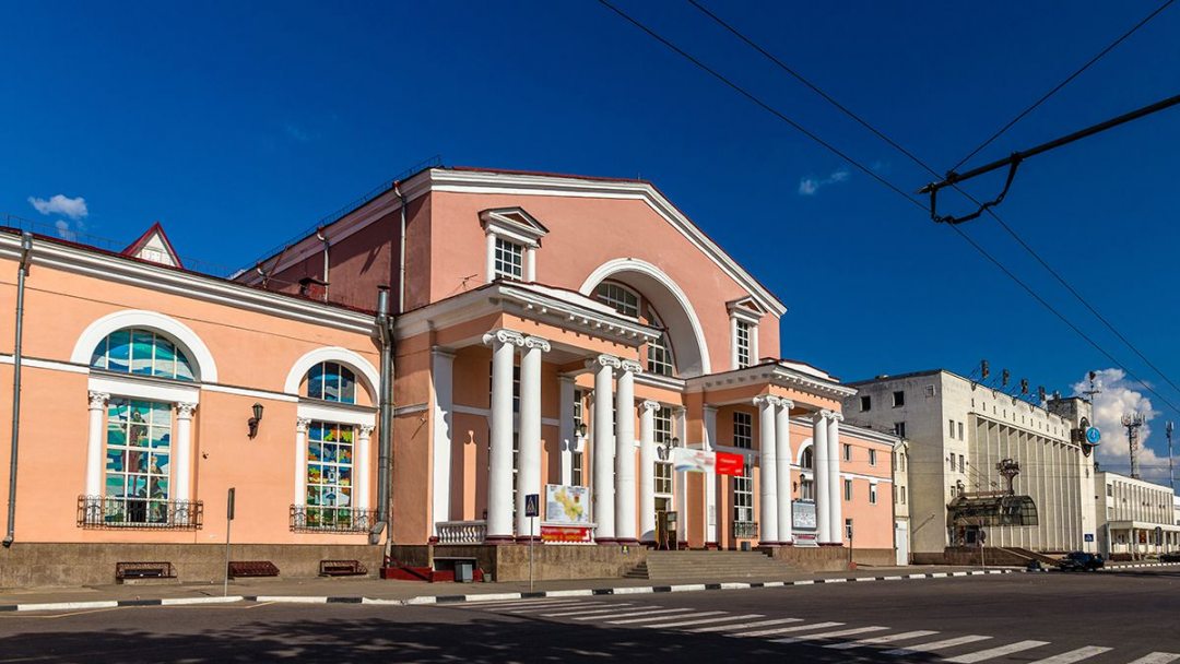 Фасад здания отеля "Smart Hotel KDO Брянск" в Брянске.. Гостиница Smart Hotel KDO Брянск
