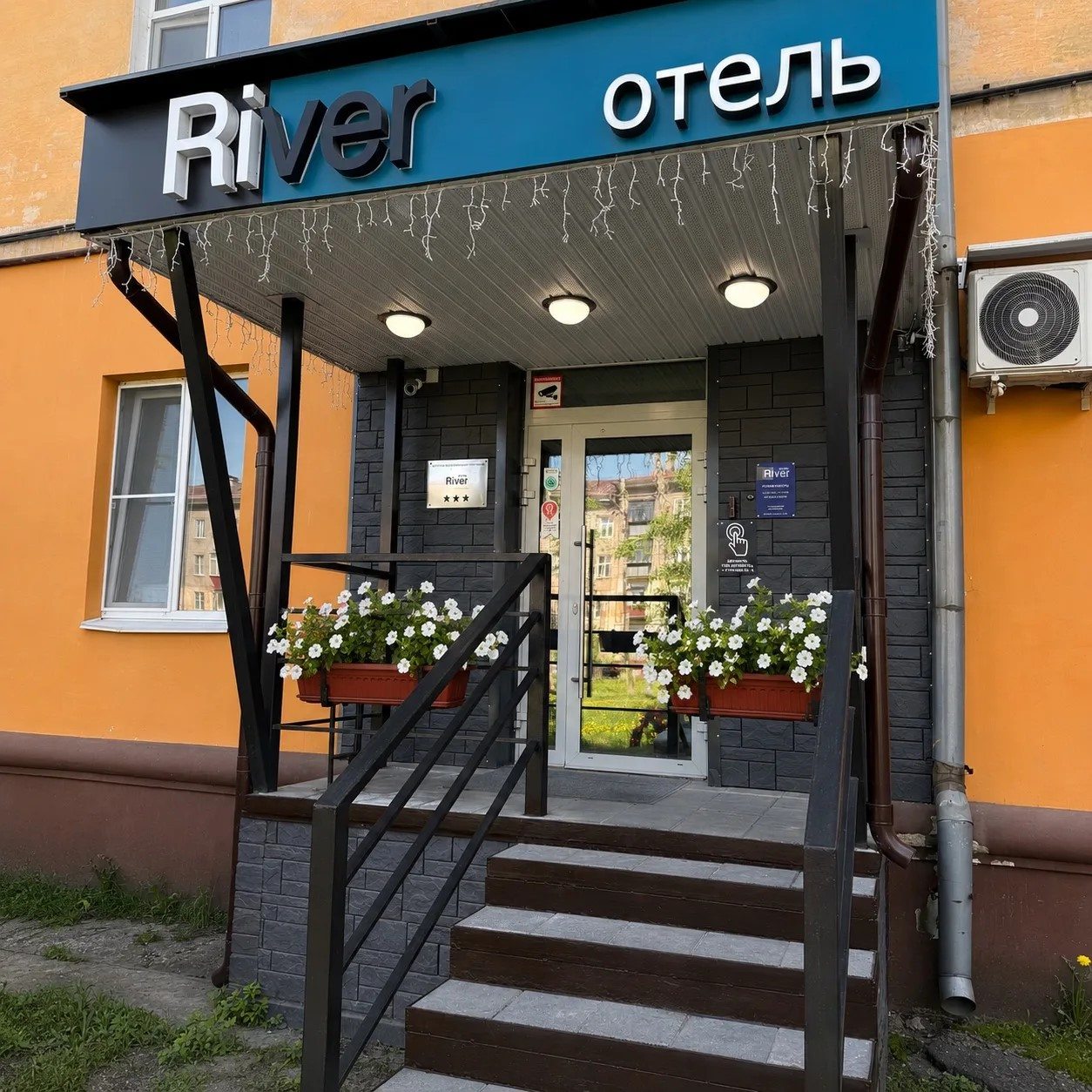 Мы находимся во дворе  спокойного  жилого дома