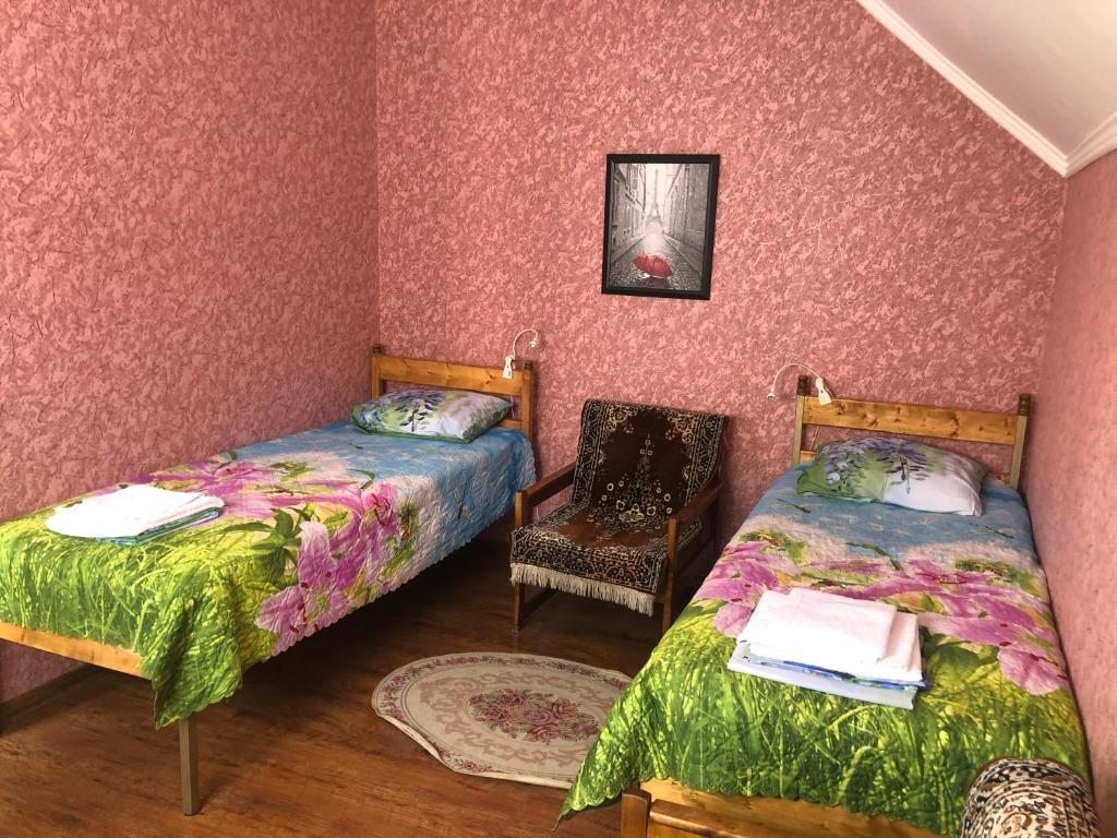 Двухместный (Улучшенный двухместный номер с 2 отдельными кроватями) гостевого дома На Крупской 1, Кисловодск