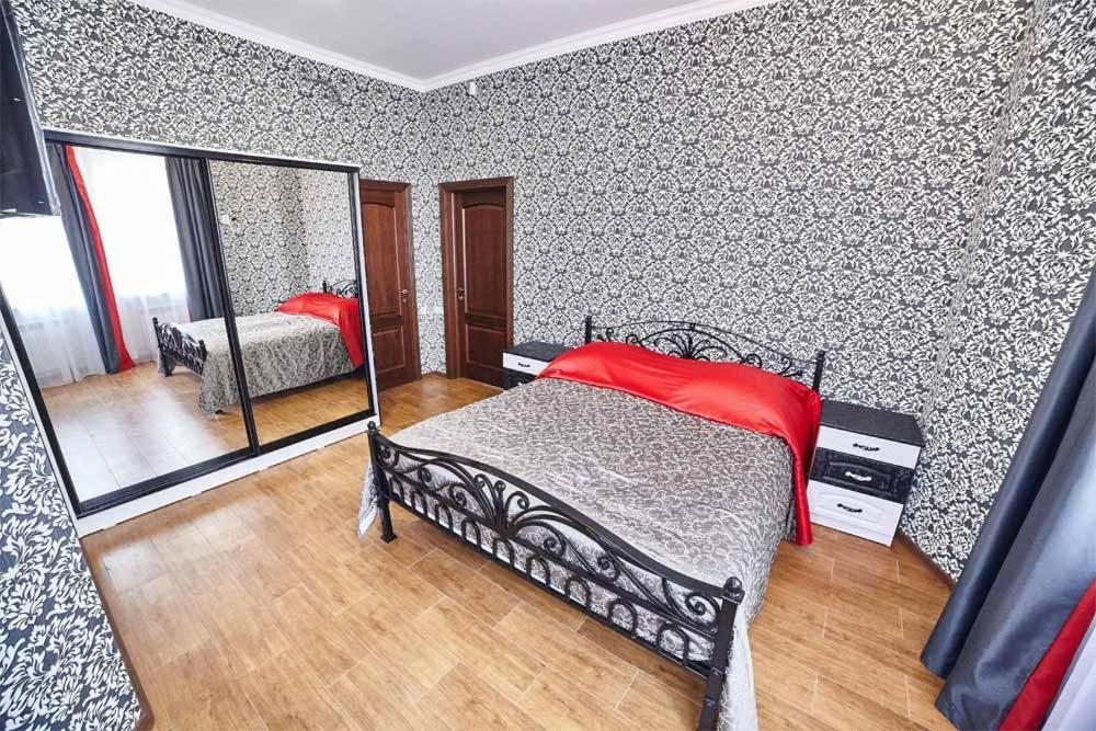 Двухместный (Улучшенный номер с кроватью размера «king-size») отеля Hotel Kristall, Кисловодск