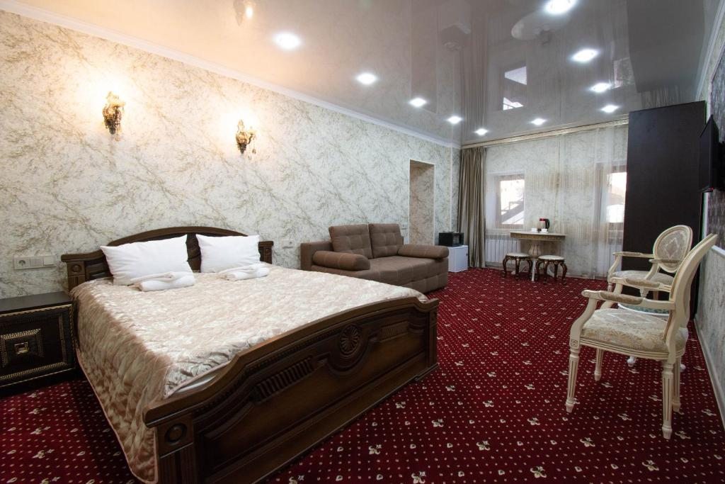 Трехместный (Семейный трехместный номер № 14) гостиницы СУЛТАН Люкс, Кисловодск