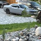 Есть автостоянка на территории