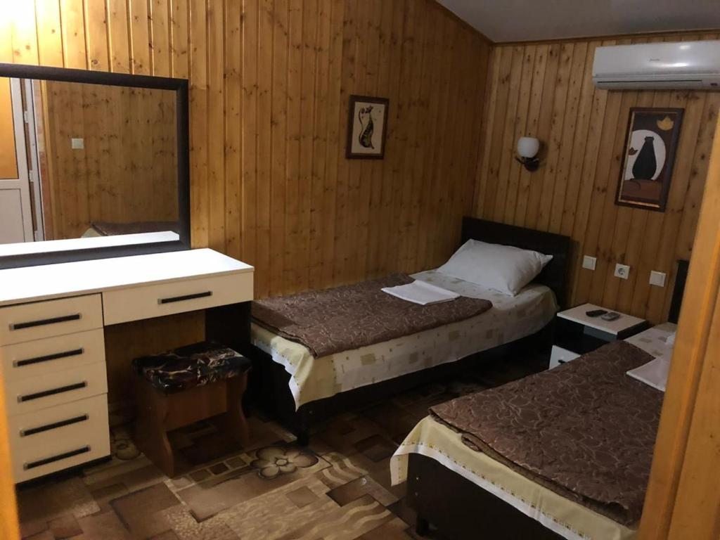 Двухместный (Двухместный номер с 2 отдельными кроватями и балконом) гостевого дома Партизан, Архипо-Осиповка