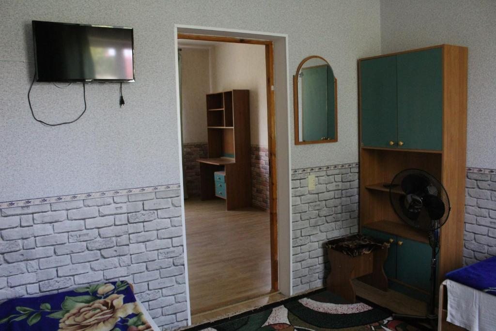 Трехместный (Бюджетный трехместный номер) гостевого дома Партизан, Архипо-Осиповка
