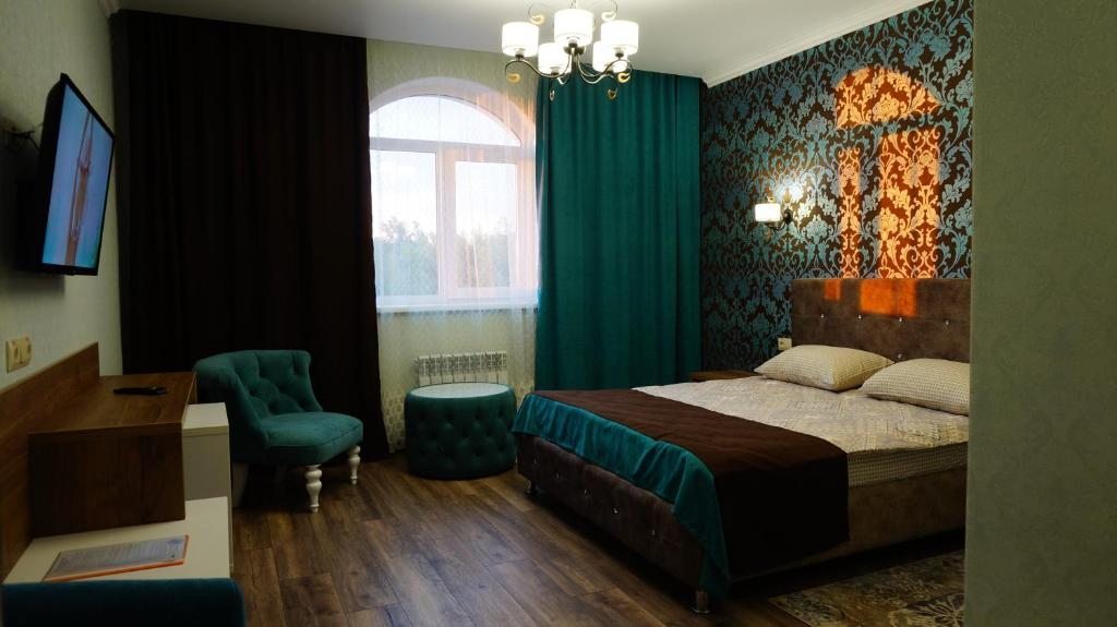 Двухместный (Двухместный номер с двуспальной кроватью и дополнительной кроватью) отеля Гоньбинский, Барнаул