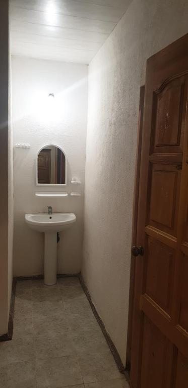 Трехместный (Трехместный номер с общей ванной комнатой) гостевого дома Алан, Пицунда
