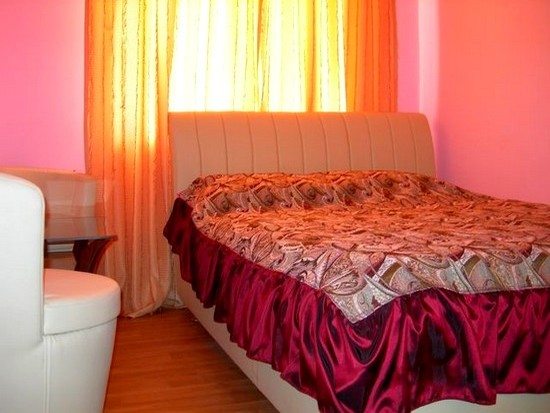Двухместный (Стандарт, С одной двуспальной кроватью, с удобствами) мини-отеля Саяны на Первомайском, Иркутск