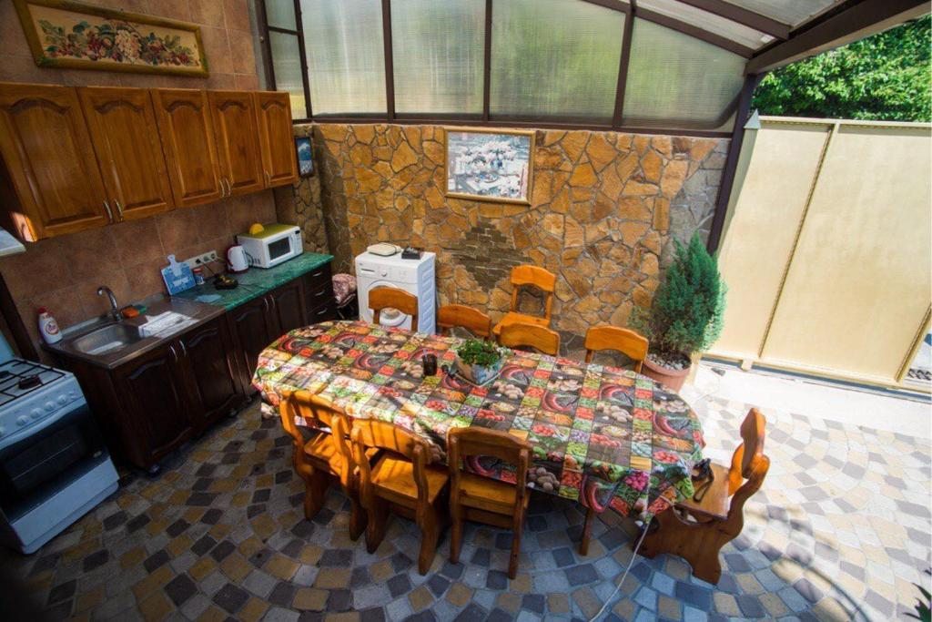 Оборудованная летняя кухня, Гостевой дом Гавань-Адлер