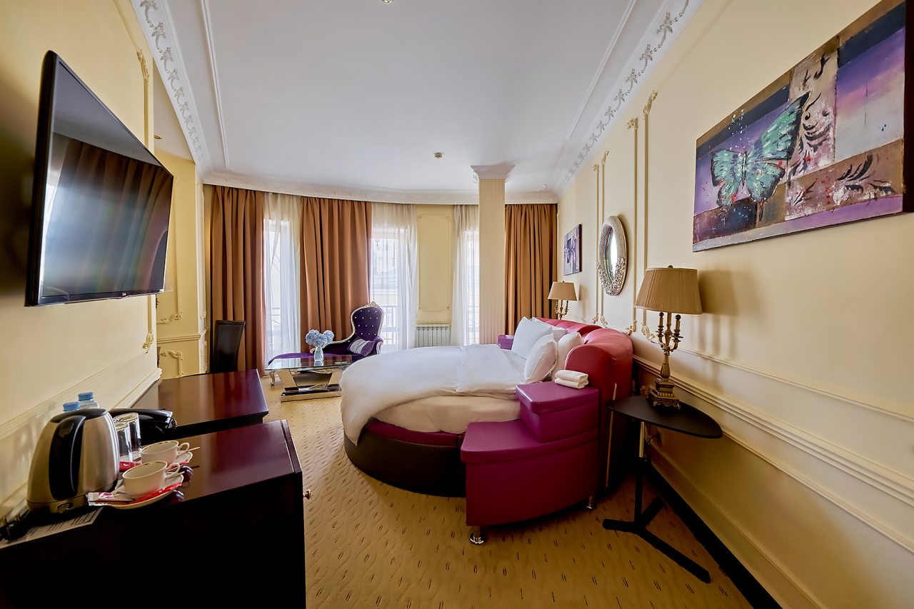 De Luxe (С двуспальной кроватью с балконом), Бутик-Отель The Rooms Boutique Hotel