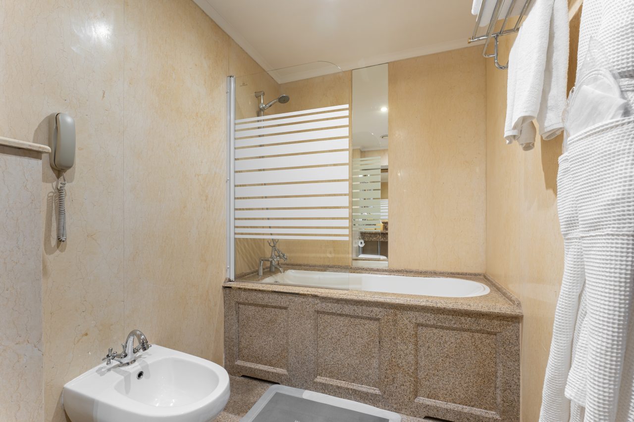 De Luxe (С двуспальной кроватью с балконом), Бутик-Отель The Rooms Boutique Hotel