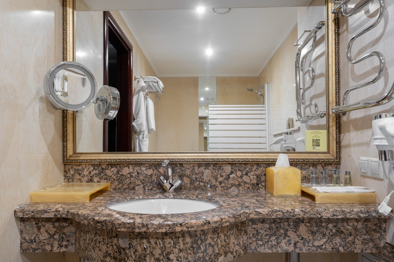 De Luxe (С двуспальной кроватью с балконом), Бутик-Отель The Rooms Boutique Hotel