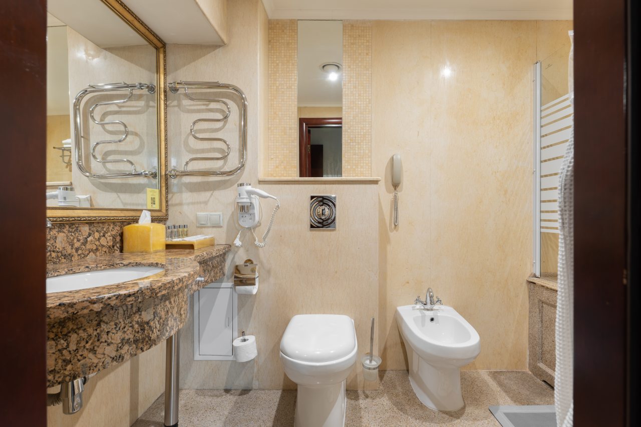 De Luxe (С двуспальной кроватью с балконом), Бутик-Отель The Rooms Boutique Hotel