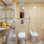 De Luxe (С двуспальной кроватью с балконом), Бутик-Отель The Rooms Boutique Hotel