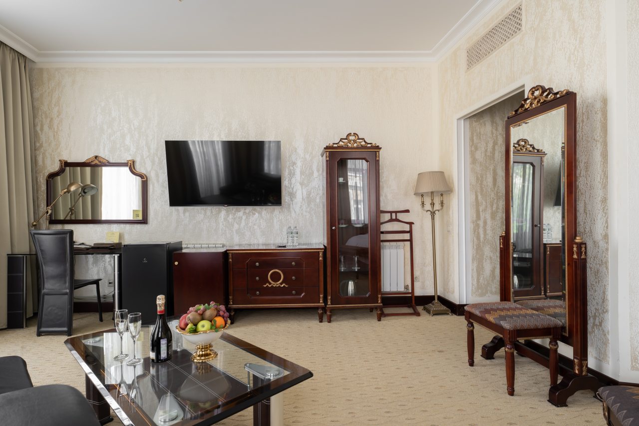 De Luxe (С двуспальной кроватью с балконом), Бутик-Отель The Rooms Boutique Hotel