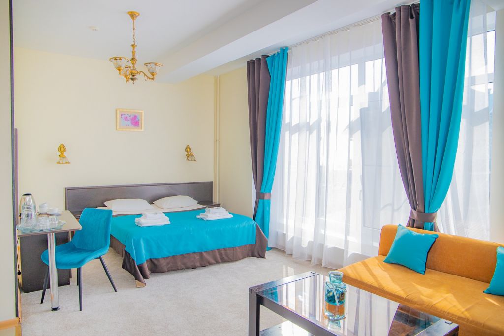 Студио, Отель Кавказ