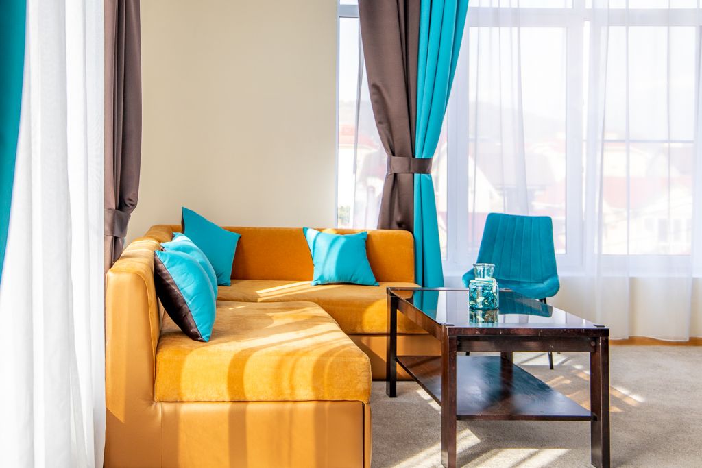 Студио, Отель Кавказ