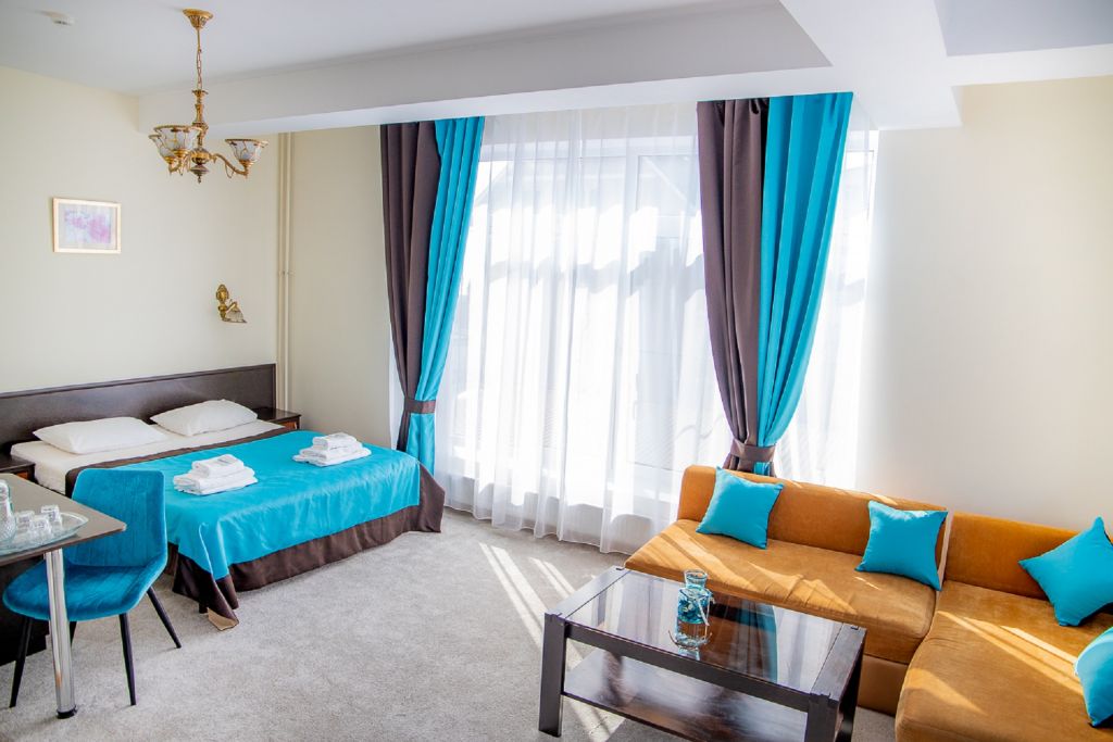 Студио, Отель Кавказ