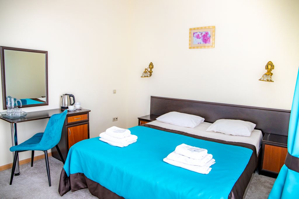 Студио, Отель Кавказ