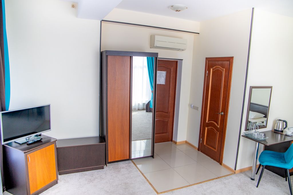 Студио, Отель Кавказ