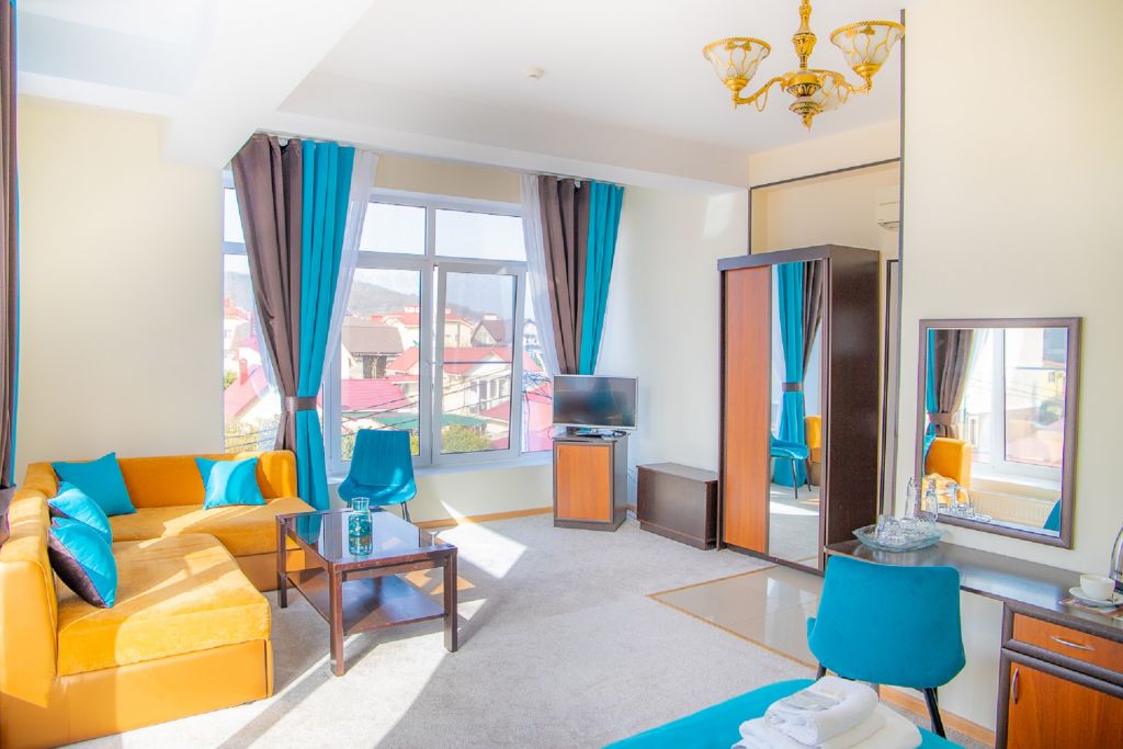 Студио, Отель Кавказ