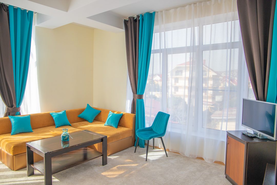 Студио, Отель Кавказ