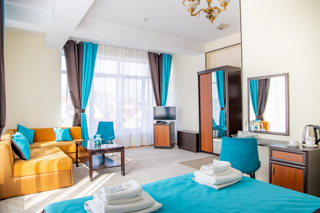 Студио, Отель Кавказ