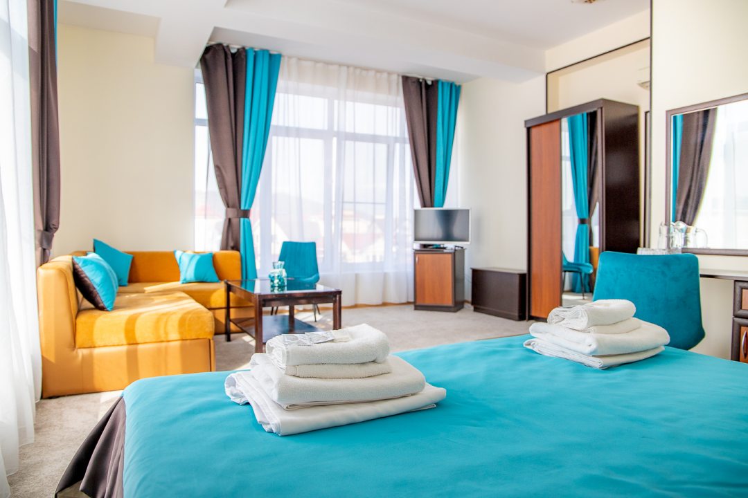 Студио, Отель Кавказ