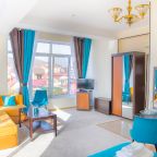 Студио, Отель Кавказ