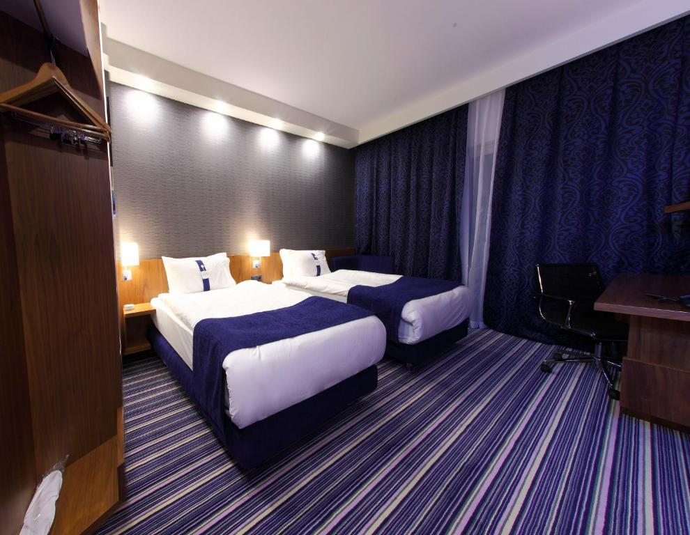 Двухместный (Номер с двуспальной кроватью и диваном-кроватью - для некурящих) отеля Holiday Inn Express Manisa-West, Маниса
