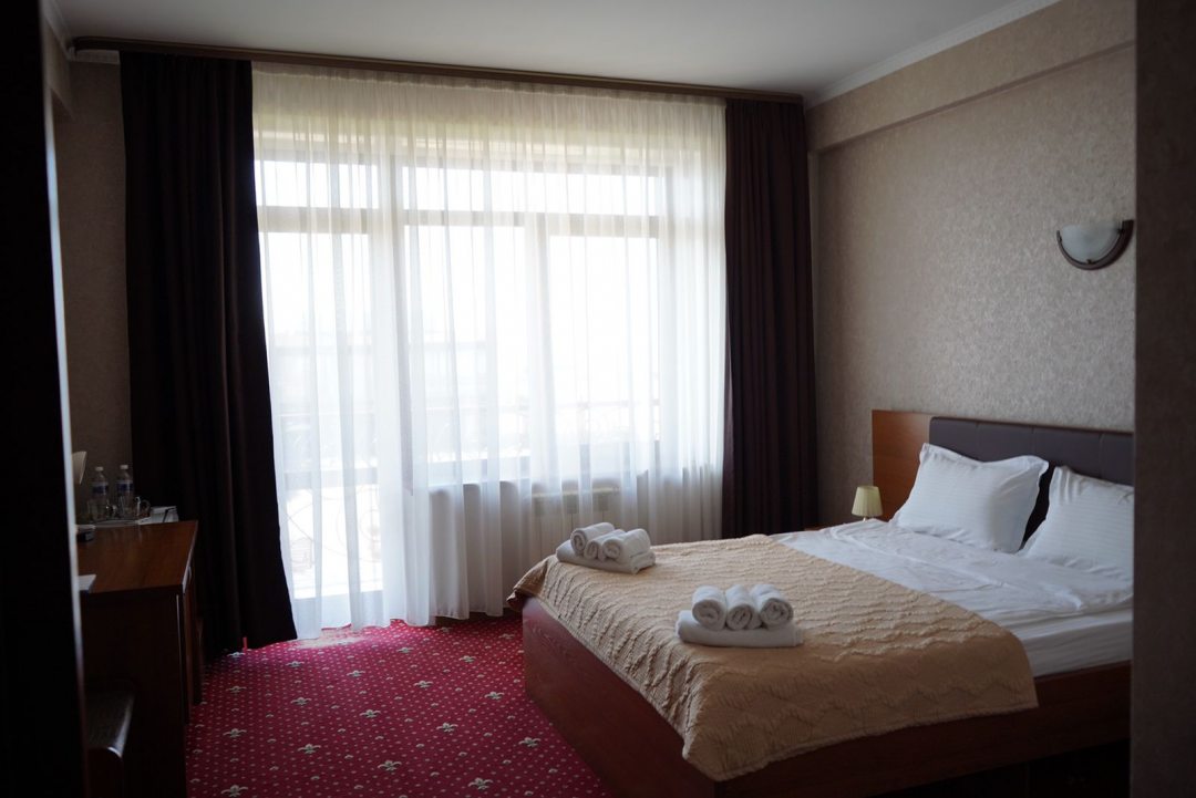 Двухместный (Стандарт семейный, с одной двуспальной кроватью, с видом на озеро) гостиницы Ундина, Листвянка