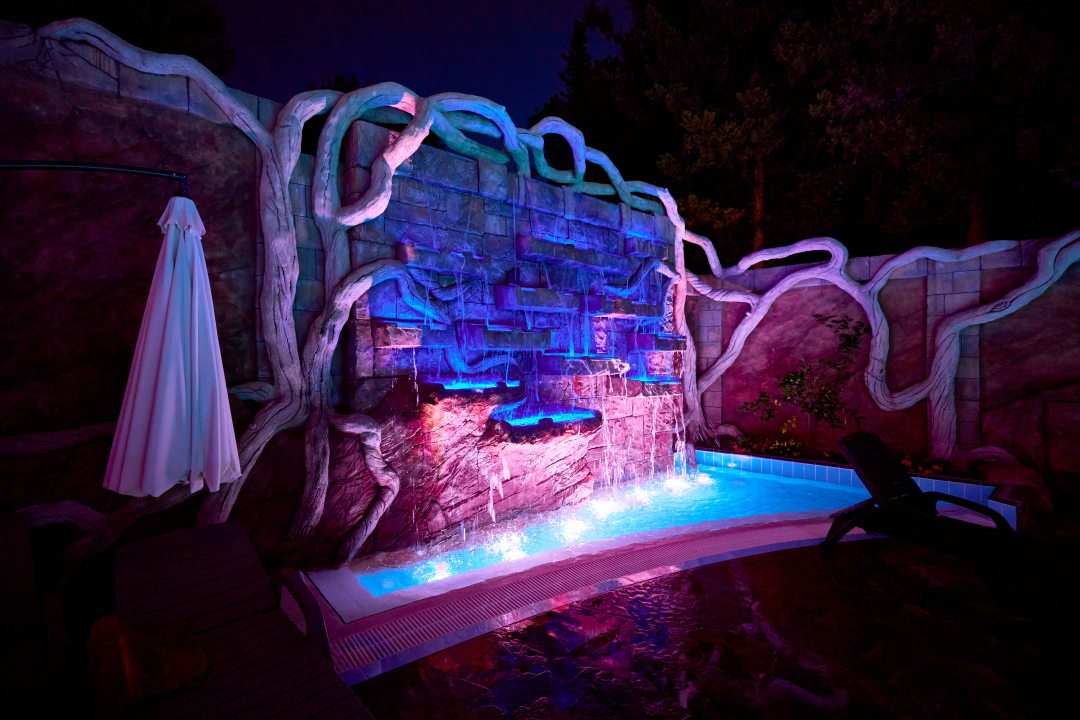 Мелководный бассейн со свето-водопадной стеной, Deesa-hotel