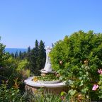 Пруд с русалкой и цветущими нимфеями