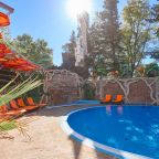 Террасса у бассейна, Гостевой дом Deesa-hotel