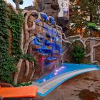 Мелководный бассейн со свето-водопадной стеной, Гостевой дом Deesa-hotel