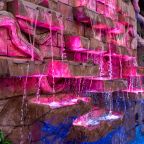 Мелководный бассейн со свето-водопадной стеной, Гостевой дом Deesa-hotel