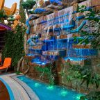 Мелководный бассейн со свето-водопадной стеной, Гостевой дом Deesa-hotel